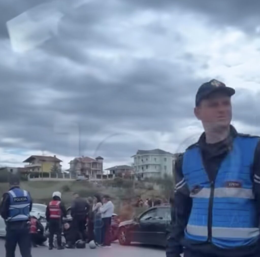 Tentoi t’i arratisej ‘Shqiponjave’, 31-vjeçari përplas 7 automjete dhe 1 motor! Lëndohet polici dhe gruaja screenshot