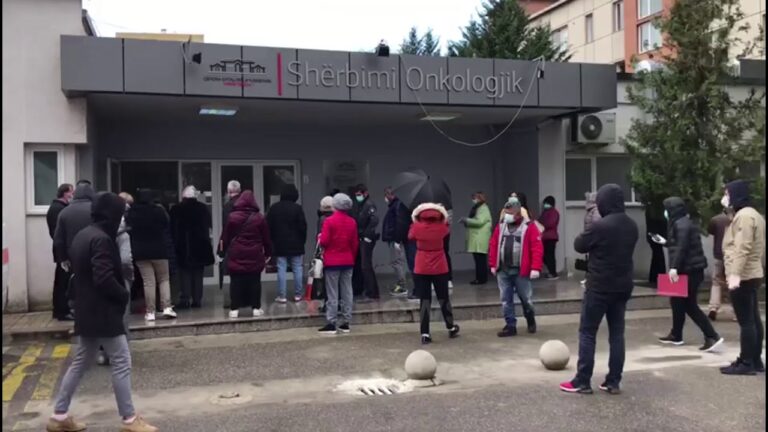 Skandal! Pacientët e onkologjikut përballen me barna të skaduara. KLSH: Mungesa dhe trajtime të vonuara img 6592