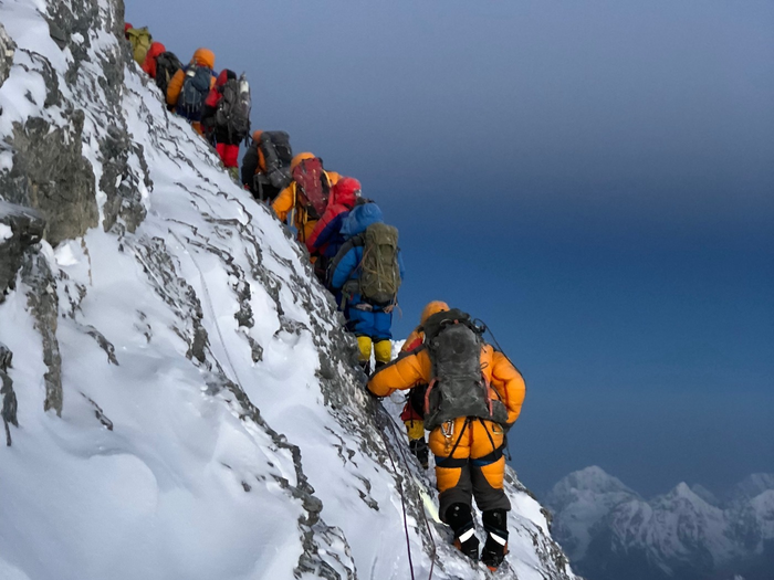 Mbi 1000 persona të bllokuar nga dëbora në Everest img 6627
