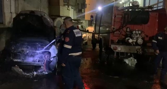 Merr flakë makina e parkuar në qendër të Lezhës, rrezikon makinat e tjera img 6735