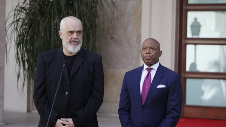Rama takim me kryebashkiakun amerikan, Eric Adams: Po bëjmë përpjekje për linjën direkte të fluturimeve Tiranë-Nju Jork img 6754
