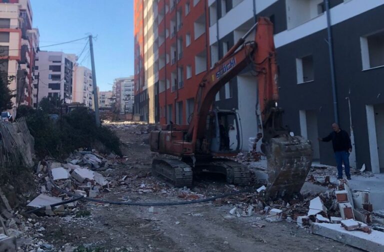 Aksion në Astir: Pallat 4 mijë m² në shkelje të lejes img 6903