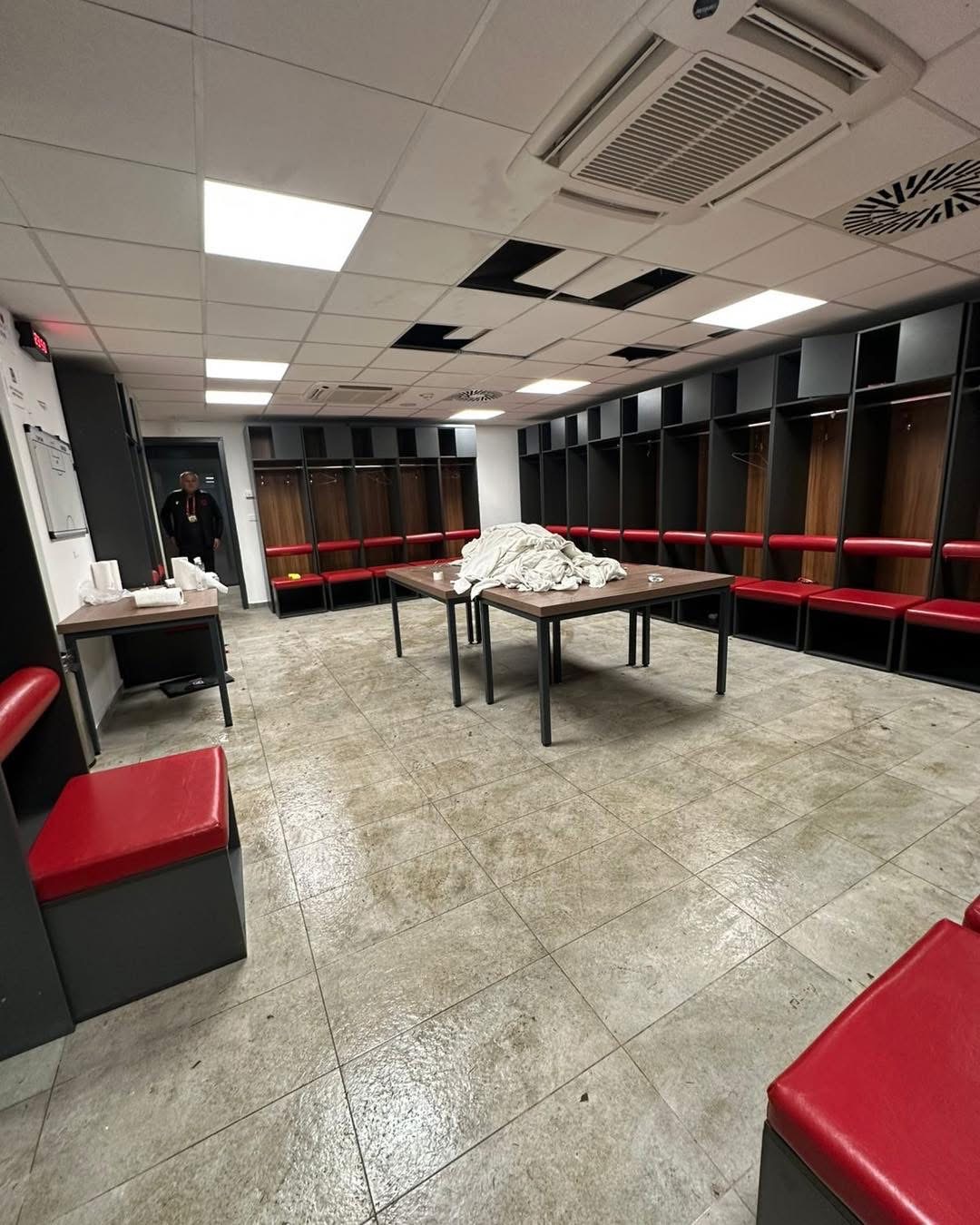 Ndjesë për tavanin” – Djemtë e Kombëtares japin shembull në Serbi: Pastruan dhomën e zhveshjes para largimit img 6979