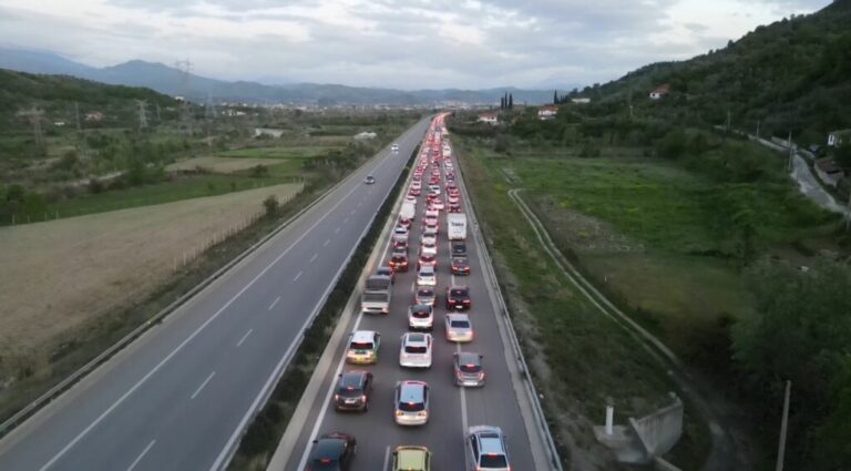 Trafiku në Elbasan, makth i përjavshëm për qytetarët: deri në dy orë për 7 kilometra img 7025