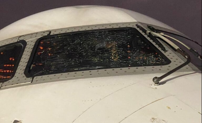 Thyhet xhami i avionit gjatë fluturimit, çaste tmerri për kombëtaren afrikane të futbollit img 7040