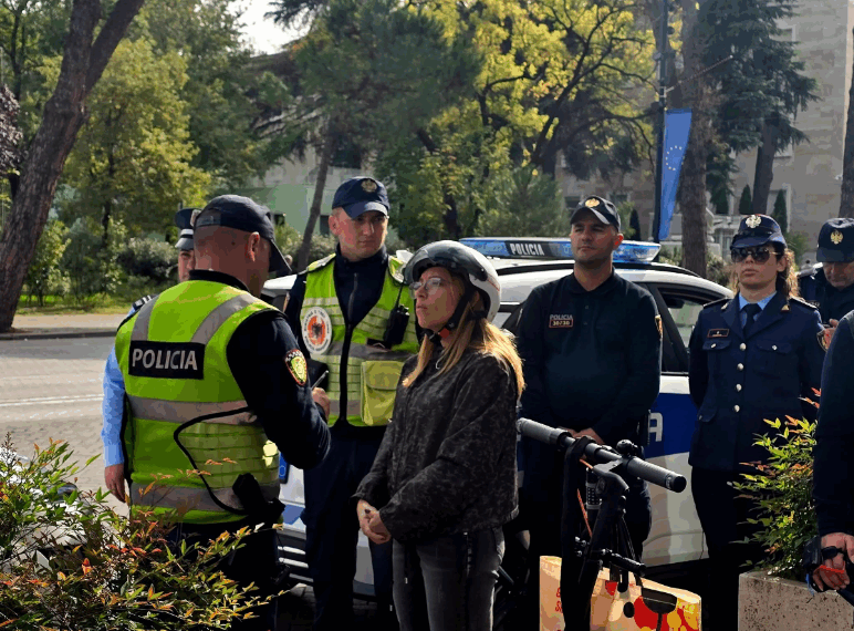 Policia ndalon mësuesem me monopatin në Tiranë- ajo kundërshton: Humba punën! img 7041