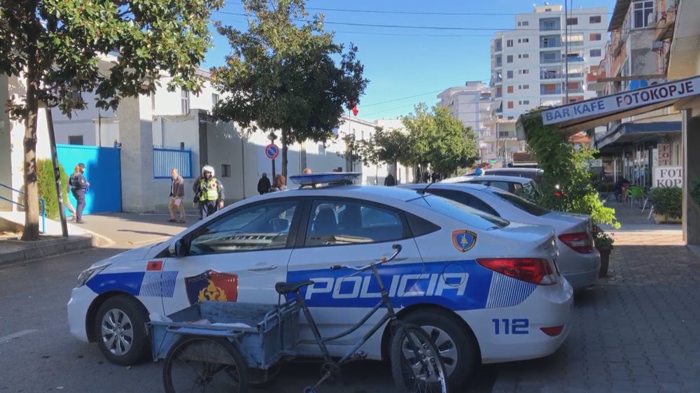 Operacion blic në Elbasan, dy të arrestuar/ Disa persona të shoqëruar img 7048