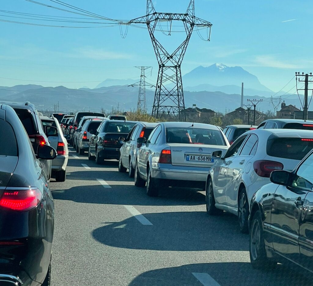 Mbyllja e segmentit Vorë–Durrës sjell trafik të rënduar në aksin Tiranë–Elbasan img 7060