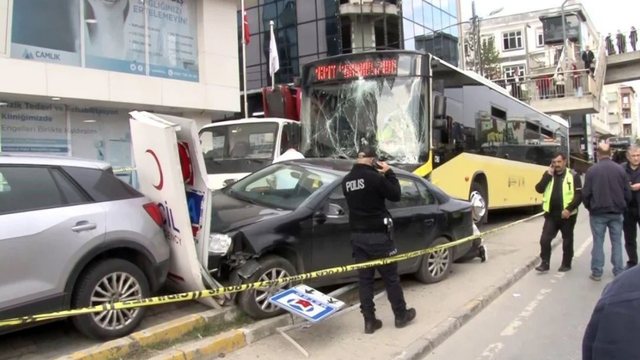 Aksident i rëndë/ Shoferi përplas urbanin me stacionin, vdes në vend një grua img 7142