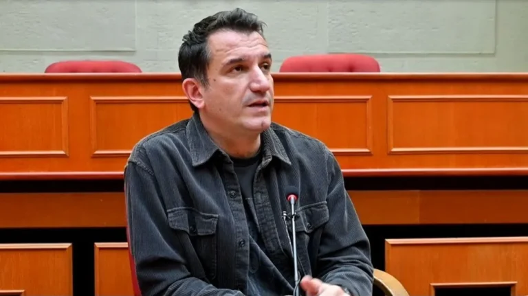 Qeveria i “bën letrat gati”për shkarkimin e Erion Velisë img 7174