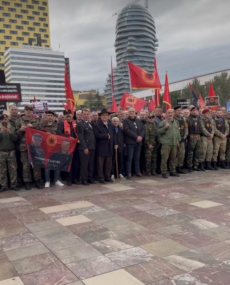 Tiranë – Protesta mbarëkombëtare në sheshin “Skënderbej” për ish-krerët e UÇK-së: “Liria ka emër” screenshot
