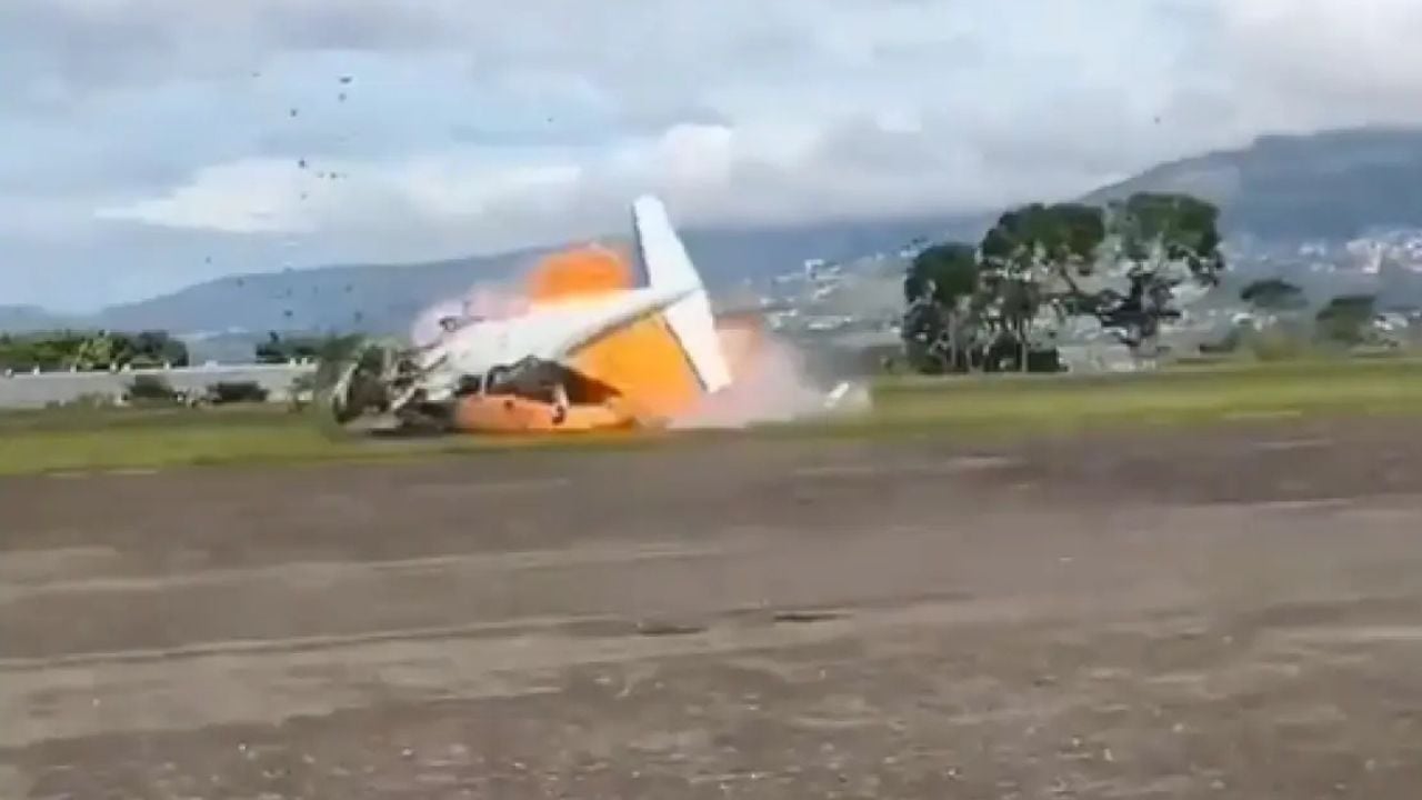 VIDEO/Aeroplani rrëzohet pak sekonda pas ngritjes, humbin jetën pilotët img 7465
