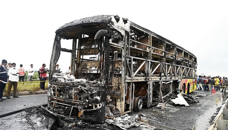 Tragjedi në Indi: 25 të vdekur pasi autobusi u përfshi nga flakët pas përplasjes me motoçikletë img 7468