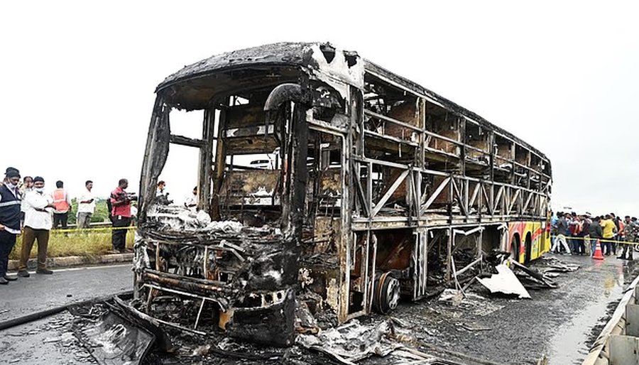Tragjedi në Indi: 25 të vdekur pasi autobusi u përfshi nga flakët pas përplasjes me motoçikletë img 7468