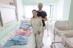 Mrekulli në “Koço Gliozheni”: Nëna nga Tirana sjell në jetë katërnjakë nga një shtatzani natyrale img 7577