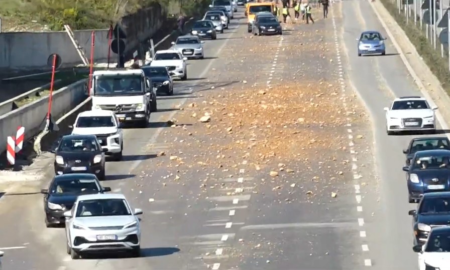 Çakulli bie nga kamioni në Unazën e Madhe, bllokohet qarkullimi në Tiranë img 7704