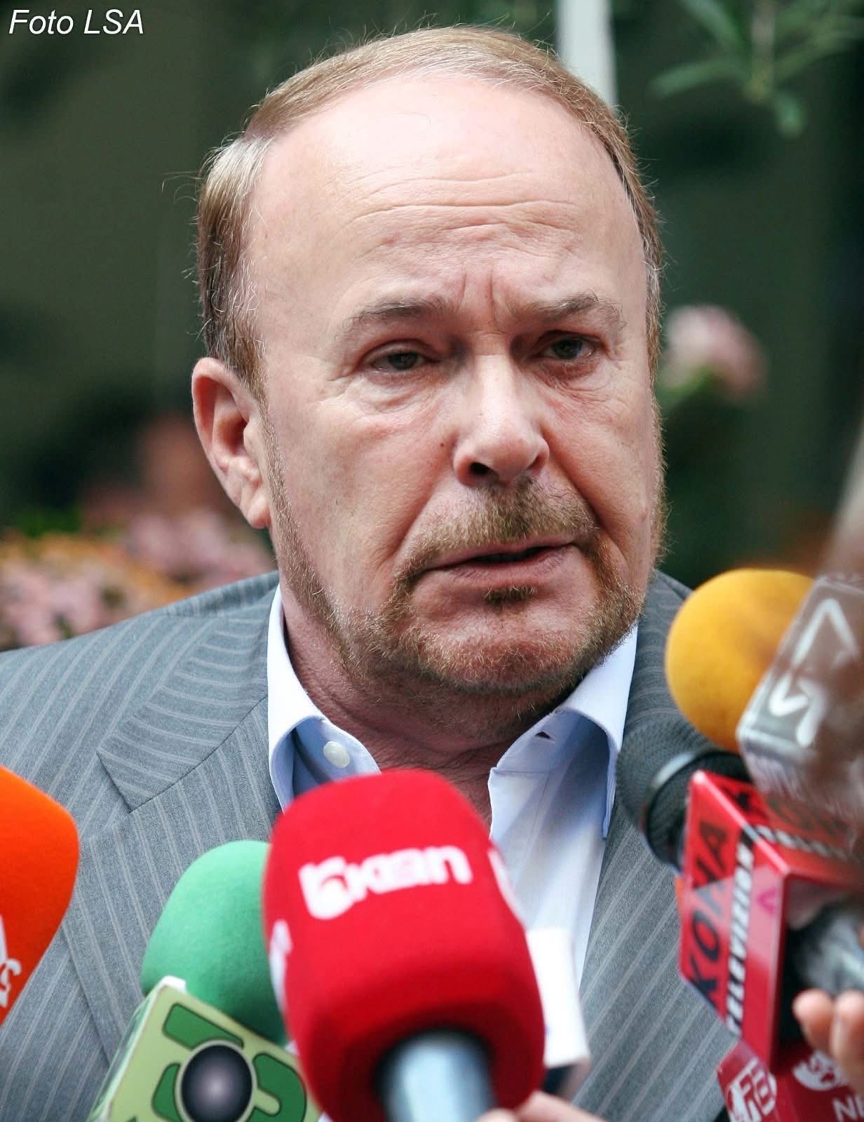 E diela shpallet Ditë Zie Kombëtare për Fatos Nanon, ish-Kryeministër i Shqipërisë img 8007