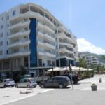 Tragjedi në Lungomare të Vlorës: 28-vjeçarja humb jetën pasi ra nga kati i shtatë i një pallati Tragjedi në Lungomare të Vlorës: 28-vjeçarja humb jetën pasi ra nga kati i shtatë i një pallati