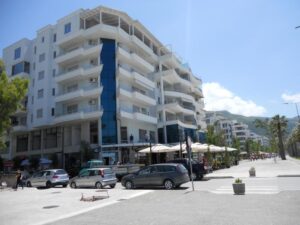 Tragjedi në Lungomare të Vlorës: 28-vjeçarja humb jetën pasi ra nga kati i shtatë i një pallati Tragjedi në Lungomare të Vlorës: 28-vjeçarja humb jetën pasi ra nga kati i shtatë i një pallati